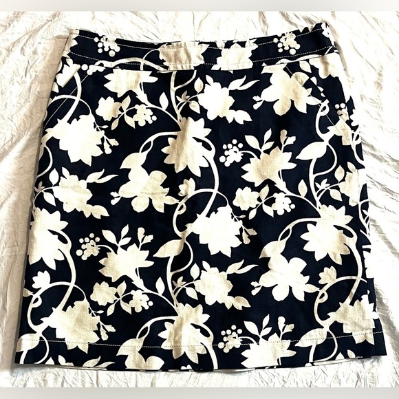 Banana Republic Dresses & Skirts - Banana Republic Floral Dark Blue and White Women's Skirt Size 12